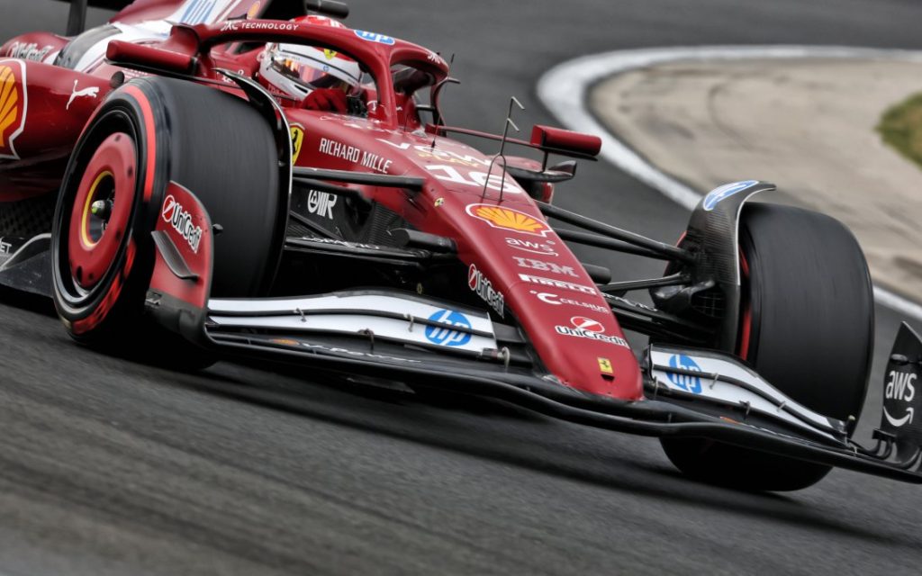 Ferrari formel 1 bil på bana