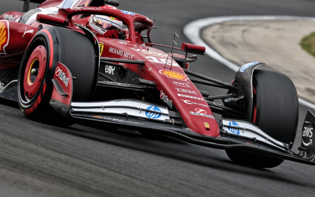Ferrari formel 1 bil på bana