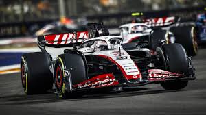 Haas f1 bil på bana