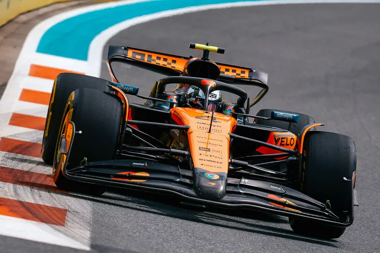 Mclaren f1 bil på bana
