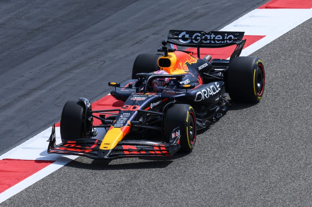 Redbull formel 1 bil på bana