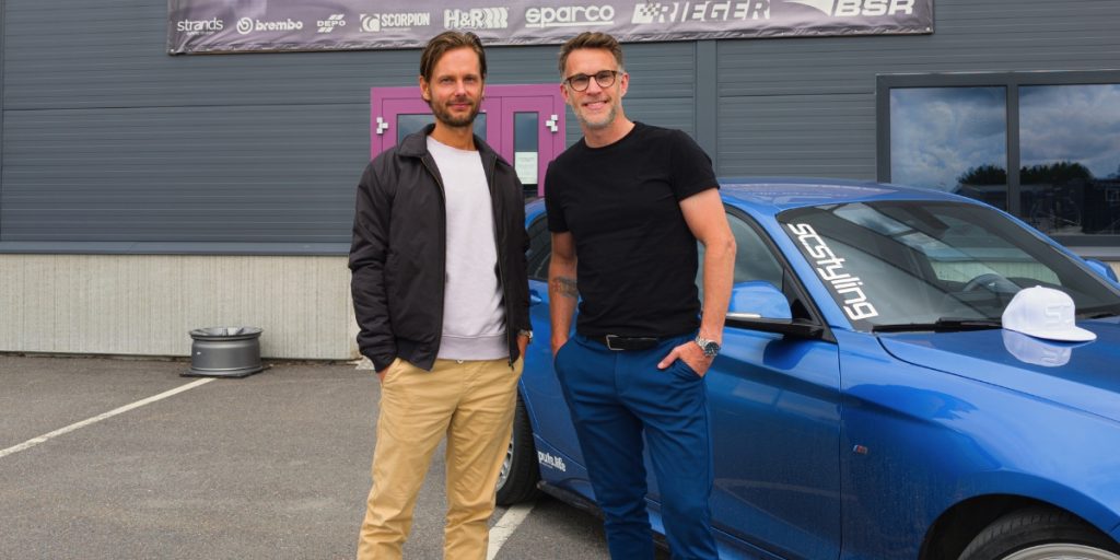 2 killar och en blå bil