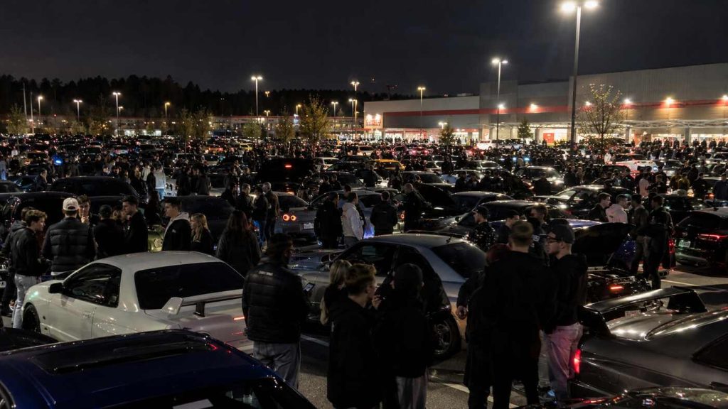 kbb bilträff på parkering med massor av människor